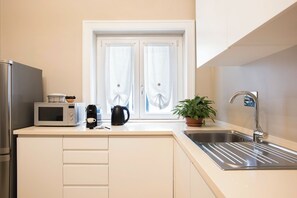 Kühlschrank, Mikrowelle, Ofen, Herdplatte