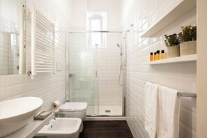 Douche, sèche-cheveux, bidet, serviettes fournies