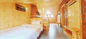 Luxe beddengoed, een bureau, een laptopwerkplek, geluiddichte muren