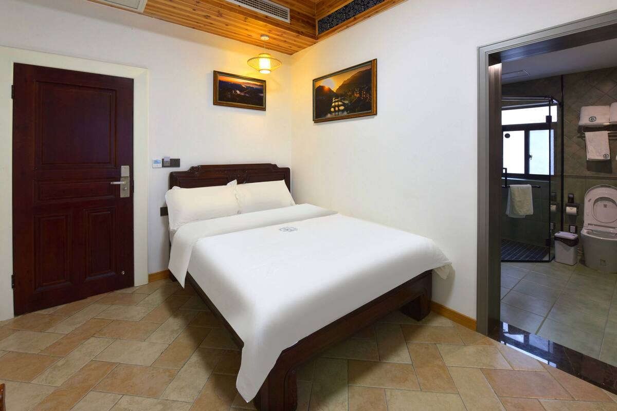 Traditional Room | Premium bedding, desk, laptop workspace, soundproofing