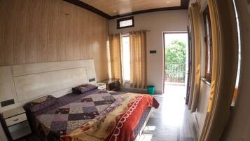 Memory foam beds, free WiFi, bed sheets