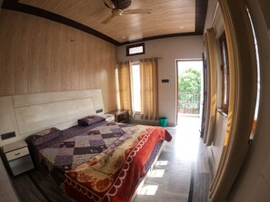 Memory-foam beds, free WiFi, bed sheets - Staywell Cottage Home Stay (Rishikesh)