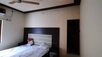 Standard Room, 1 Double Bed, Smoking | 1 bedroom, memory-foam beds, free WiFi, bed sheets