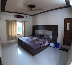 Memory-foam beds, free WiFi, bed sheets - Staywell Cottage Home Stay (Rishikesh)