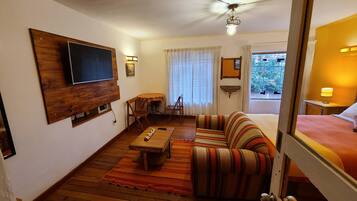 1 slaapkamer, een strijkplank/strijkijzer, wifi, beddengoed