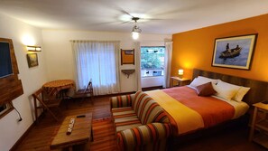 1 dormitorio, tabla de planchar con plancha, wifi y ropa de cama