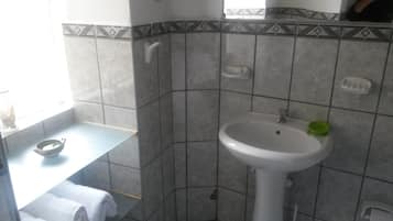 Ducha, secador de pelo, toallas y jabón