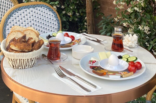 Tägliches Frühstück zum Mitnehmen (300 TRY pro Person)