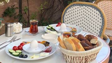 Daily to-go breakfast (TRY 300 per person)