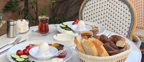 Daily to-go breakfast (TRY 300 per person)