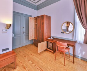 18 インチの液晶テレビ (衛星放送視聴可)