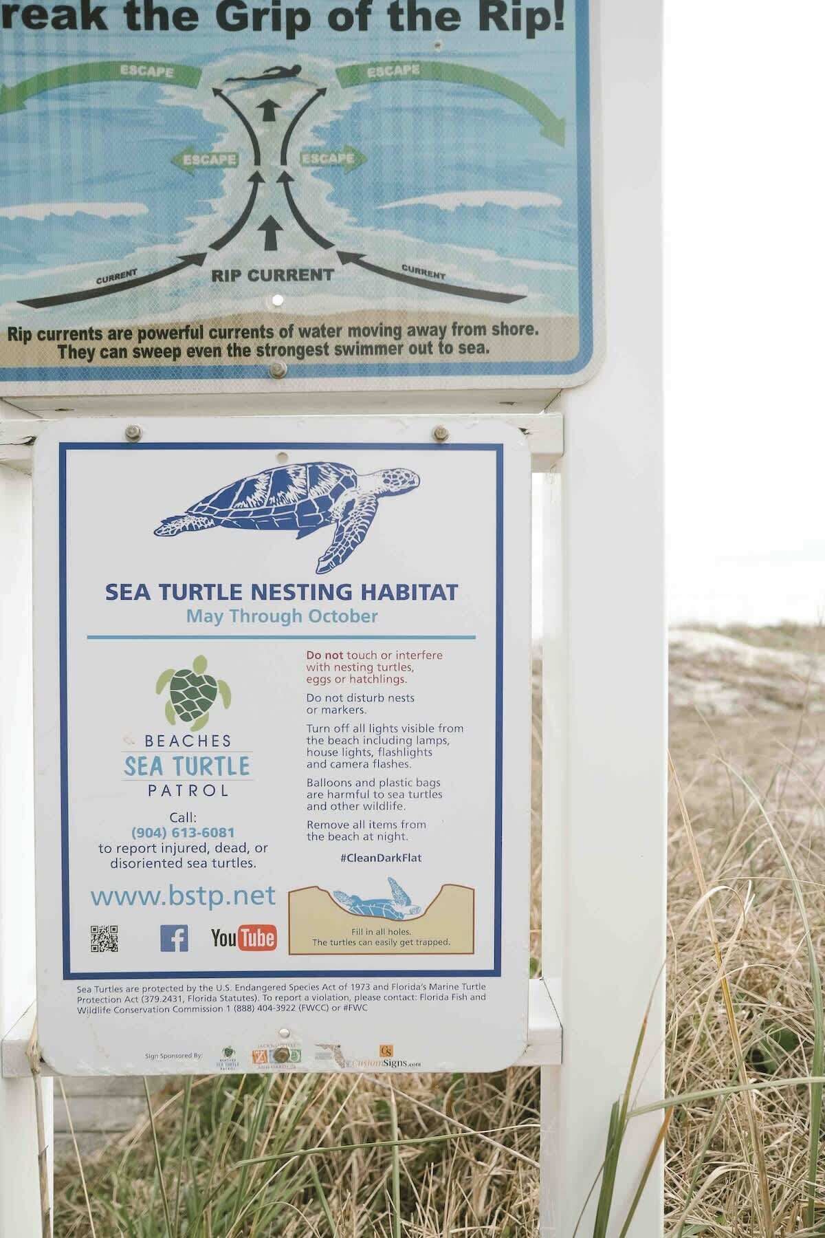 Un panneau d’information indiquant les zones de nidification des tortues marines et les zones de courants de dérive.