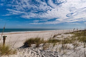 Playa en los alrededores, camastros y toallas de playa 