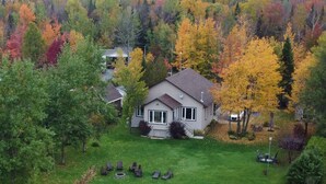 A house with a dock extending into a lake, surrounded by autumn-colored trees. - Le Zéphyr - Waterfront (Beaulac-Garthby)