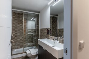 Douche, sĂšche-cheveux, serviettes fournies