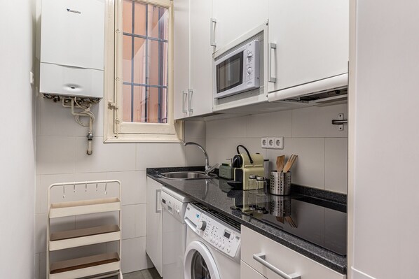 Réfrigérateur, micro-ondes, plaque de cuisson, lave-vaisselle