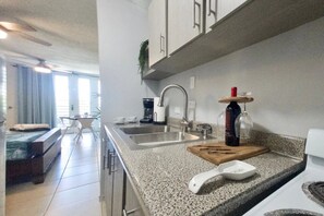 Jääkaappi, mikroaaltouuni, uuni, liesi