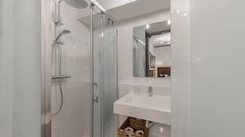Een douche, een haardroger, handdoeken