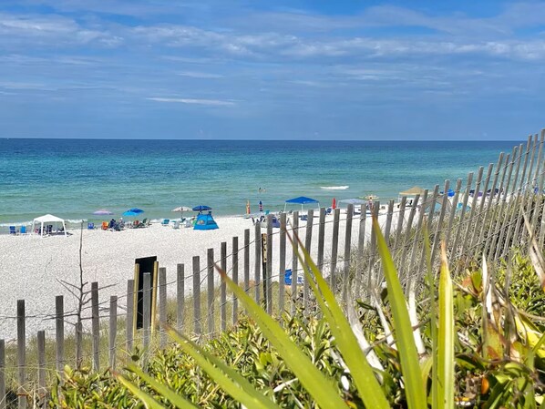Ubicación cercana a la playa y arena blanca