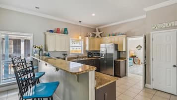 Maison Familiale, vue cour intérieure | Cuisine privée | Grand réfrigérateur, micro-ondes, four, plaque de cuisson