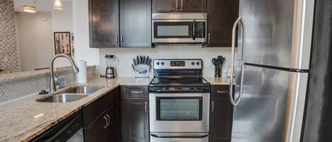 Réfrigérateur, micro-ondes, four, plaque de cuisson