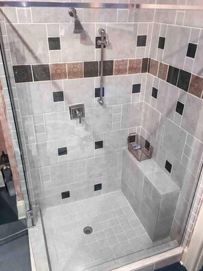 Shower, hair dryer, shampoo - Eclectic Pet Friendly Home in East Nashville (Nashville)