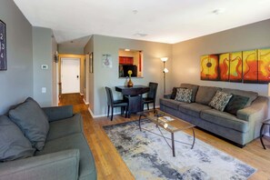 TV - Cumberland River Condo Near DT! (Nashville)