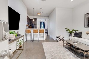 TV - Centennial Park Condo Near Broadway Sleeps 4 (Nashville)