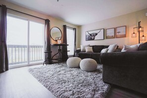 TV - Riverfront Condo Centrally located Near DT (Nashville)