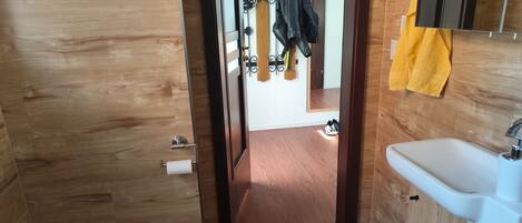 Chuveiro, secador de cabelo, toalhas de banho, shampoo