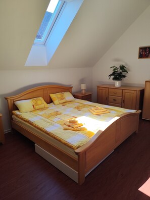 4 slaapkamers, een strijkplank/strijkijzer, beddengoed