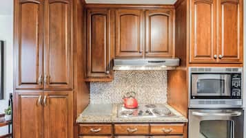 Køleskab, mikrobølgeovn, ovn, kogeplade