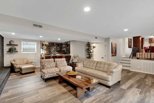 Luxurious 4BR home, Pet friendly!