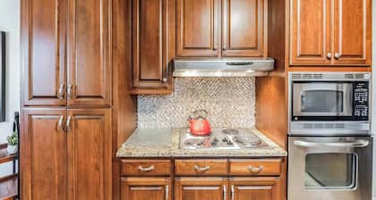 Luxurious 4BR home, Pet friendly!