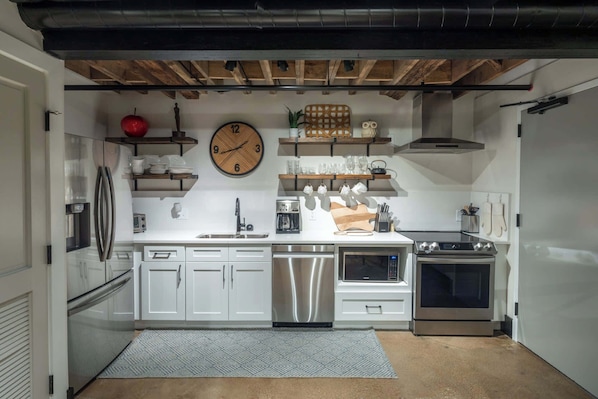 Frigorífico, microondas, horno y placa de cocina