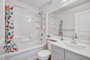 Séchoir à cheveux, serviettes fournies, savon, papier de toilette