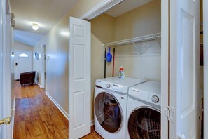 Interior - 3 Bedroom Home Perfect for Groups (Nashville)