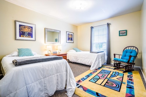 Half of Duplex 2 Blocks from Hadley Park