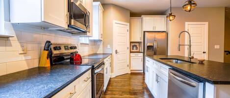 ثلاجة، ميكروويف، فرن، موقد طهي مسطح