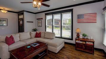 Télévision, cheminée, baby-foot, espaces bureaux