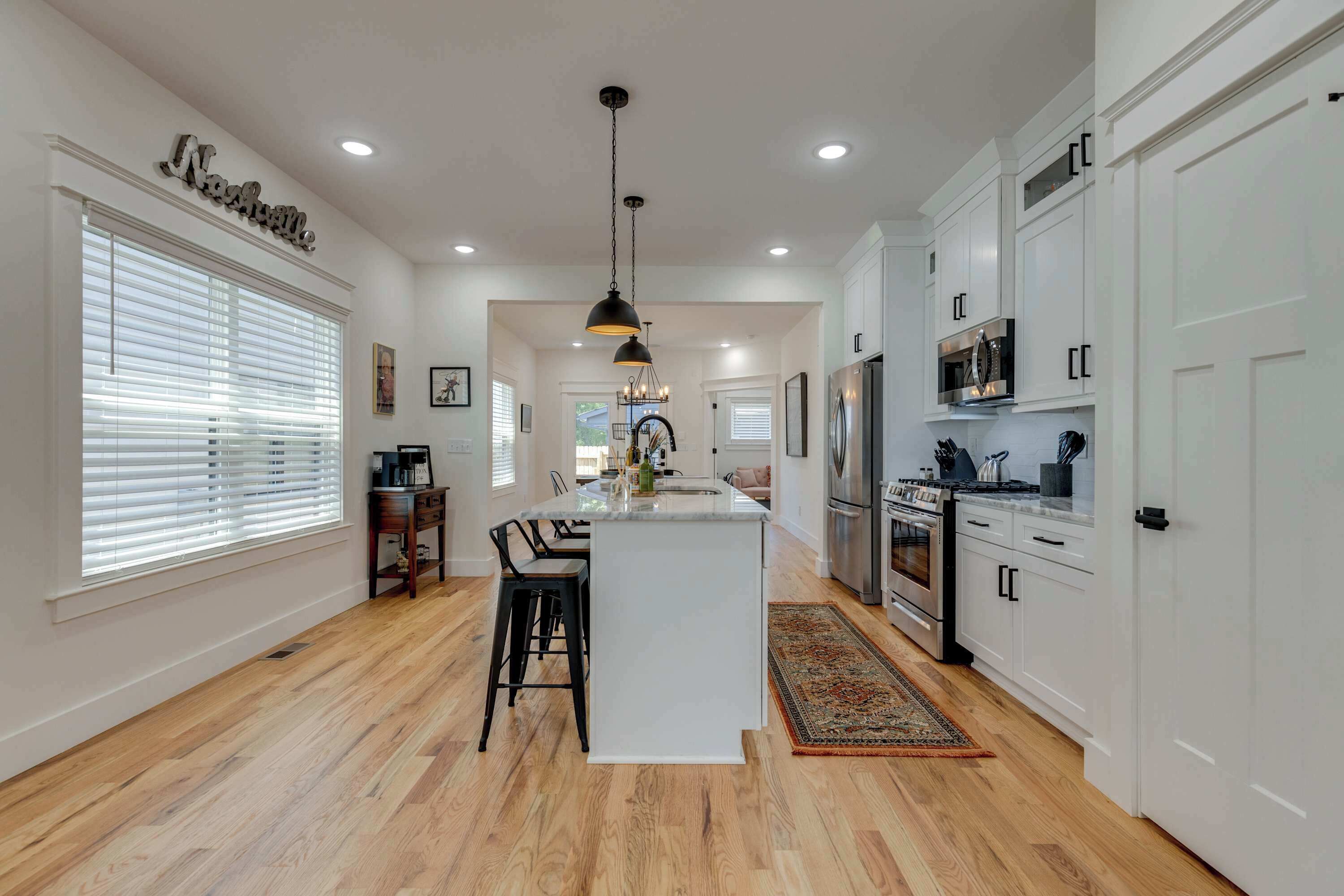 Réfrigérateur, four à micro-ondes, un four, surface de cuisson