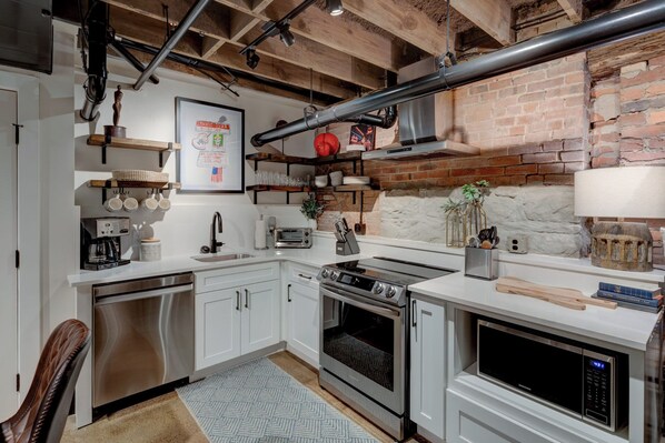 冷蔵庫、電子レンジ、オーブン、コンロ