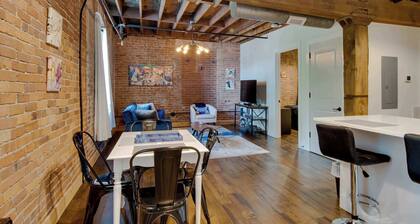 Stellar Condo | Sleeps 4 | 10 mins from Broadway!