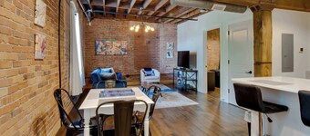 Stellar Condo | Sleeps 4 | 10 mins from Broadway!
