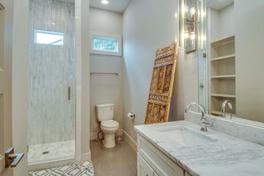 Dusche, Haartrockner, Handtücher, Shampoo