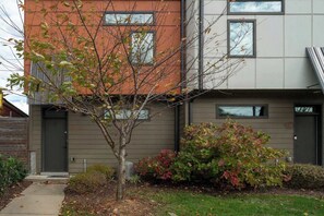 Exterior - Modern 2 BDR Townhome Minutes from Downtown! (Nashville)