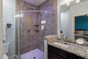 Douche, séchoir à cheveux, shampooing