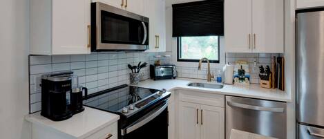 Frigorifero, microonde, forno, piano cottura