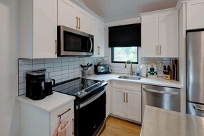 Fridge, microwave, oven, stovetop - Stylish Modern Bungalow in Nashville's 12 South (Nashville)