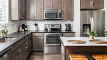 Een koelkast, een microgolfoven, een oven, een kookplaat